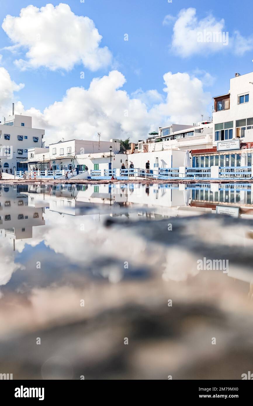 Típicos edificios blancos y restaurantes, cerca del puerto y el hermoso casco  antiguo de Corralejo, Fuerteventura, Islas Canarias, España Fotografía de  stock - Alamy