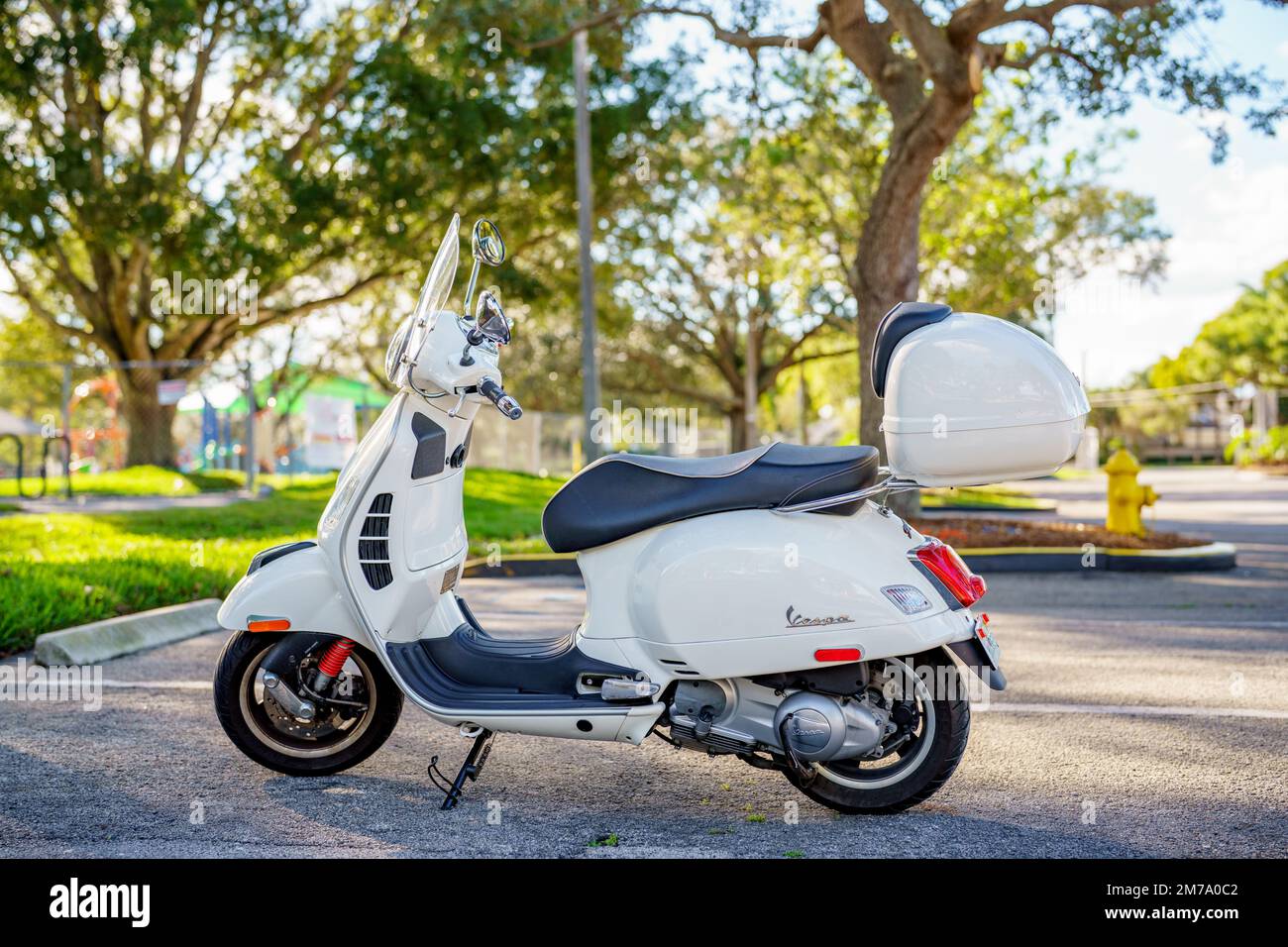 Objetivo de una Vespa GTS Super 300 2015 al aire libre en una escena de  parque Fotografía de stock - Alamy