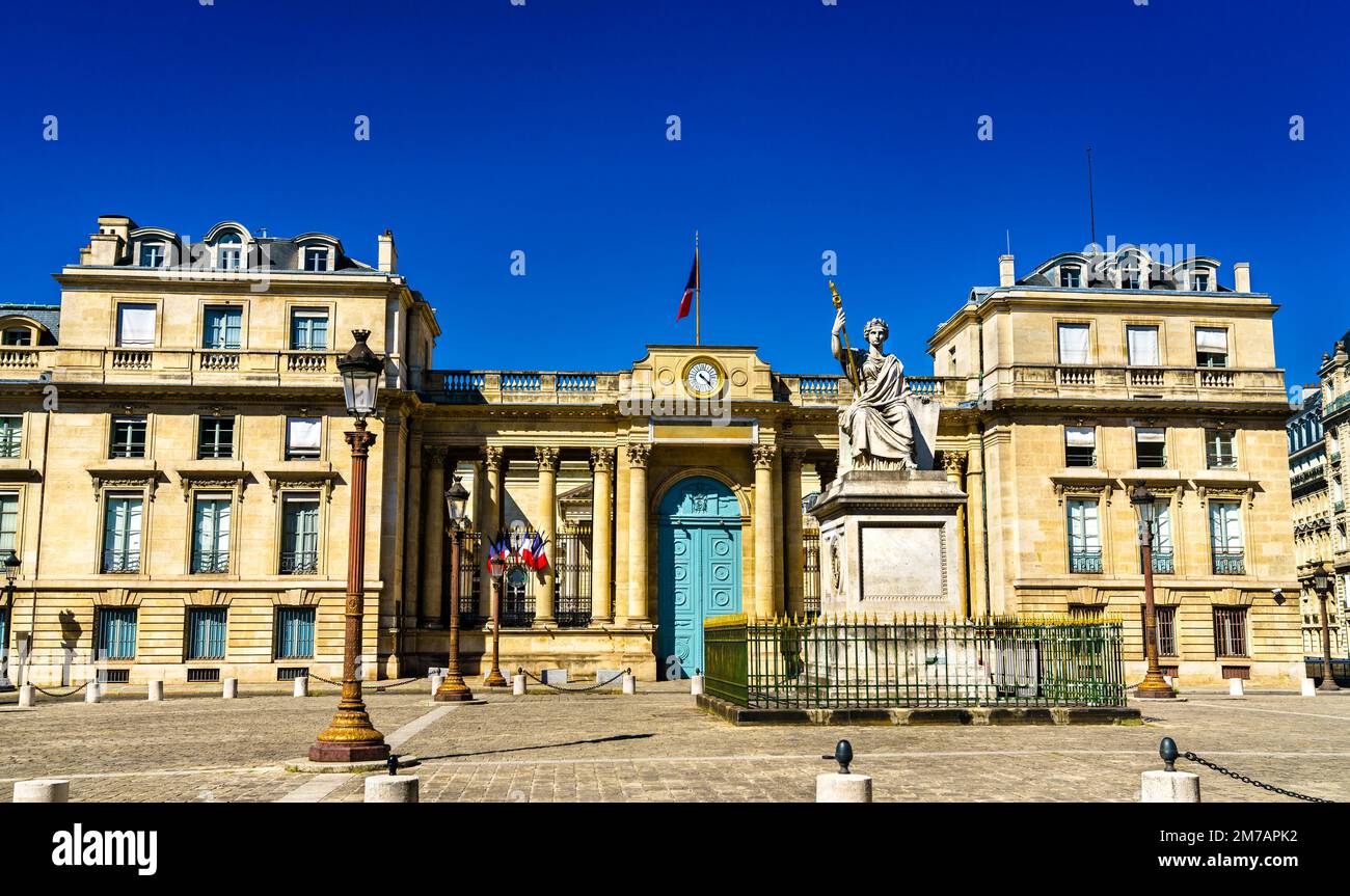 Palacio Borbón, la Asamblea Nacional Francesa con la estatua de la Ley en París, Francia Foto de stock