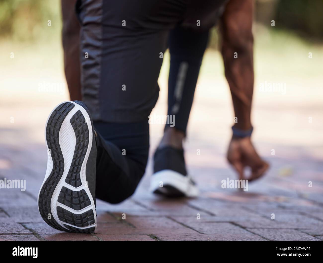 Foto Zapatillas en el bolso. Joven deportista de piel oscura sentado cerca  de la ventana y poniendo zapatillas de deporte en su bolsa de deporte –  Piso Imagen en Unsplash