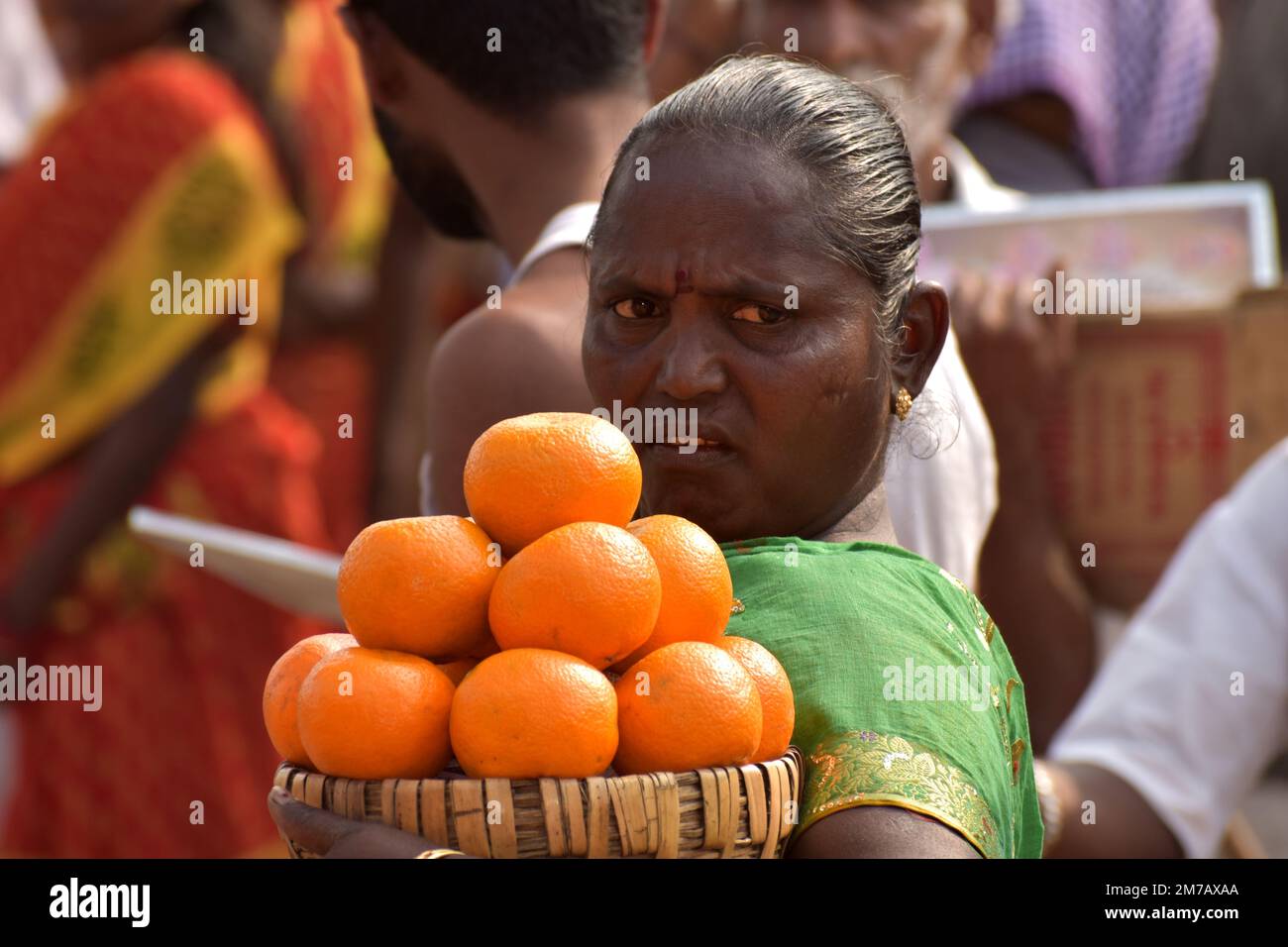 Señora naranja # dama #tamillady #indio #blackskin #vendedor # fotografía de la calle Foto de stock
