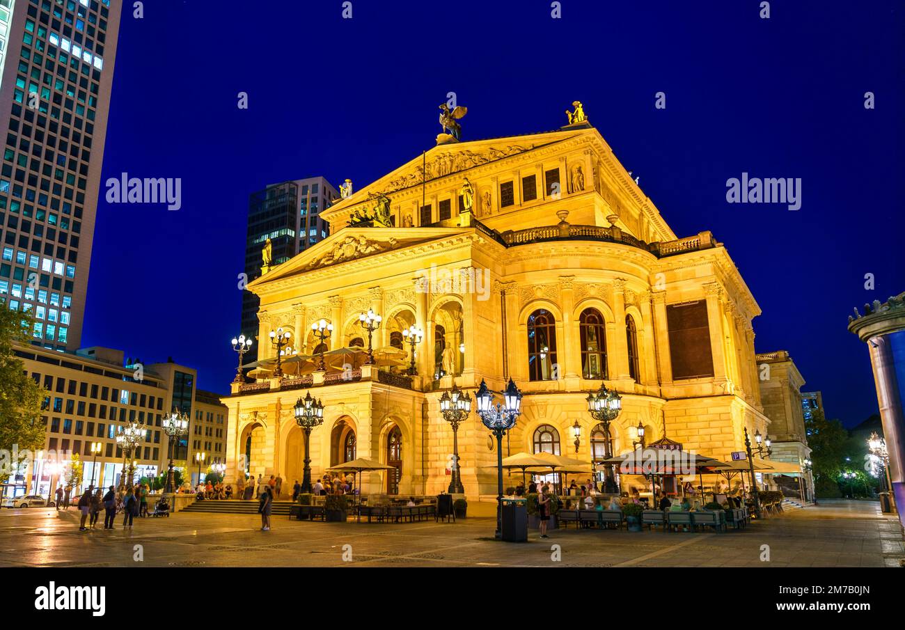 Frankfurt Alte Oper, un teatro de ópera en Alemania por la noche Foto de stock