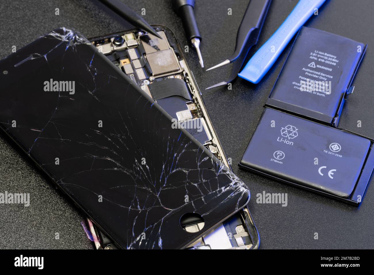 Broken iphone display fotografías e imágenes de alta resolución - Alamy