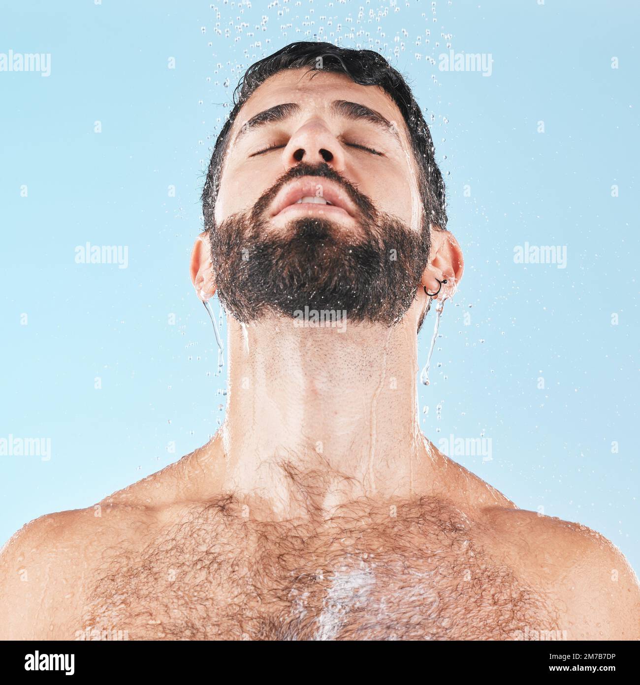 Limpieza facial de un hombre calvo en un spa, con fondo blanco y