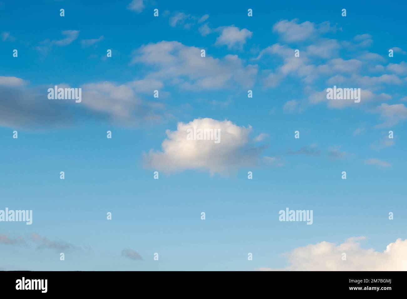 Pequeñas nubes en un cielo azul Foto de stock