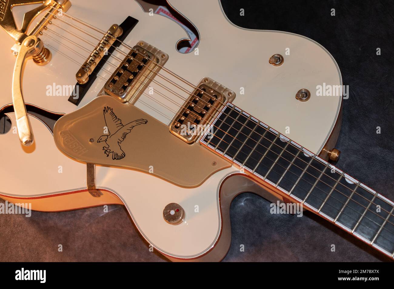 Vaduz, Liechtenstein, 28 de enero de 2022 Gretsch White Falcon producto de guitarra  eléctrica de cuerpo hueco Fotografía de stock - Alamy