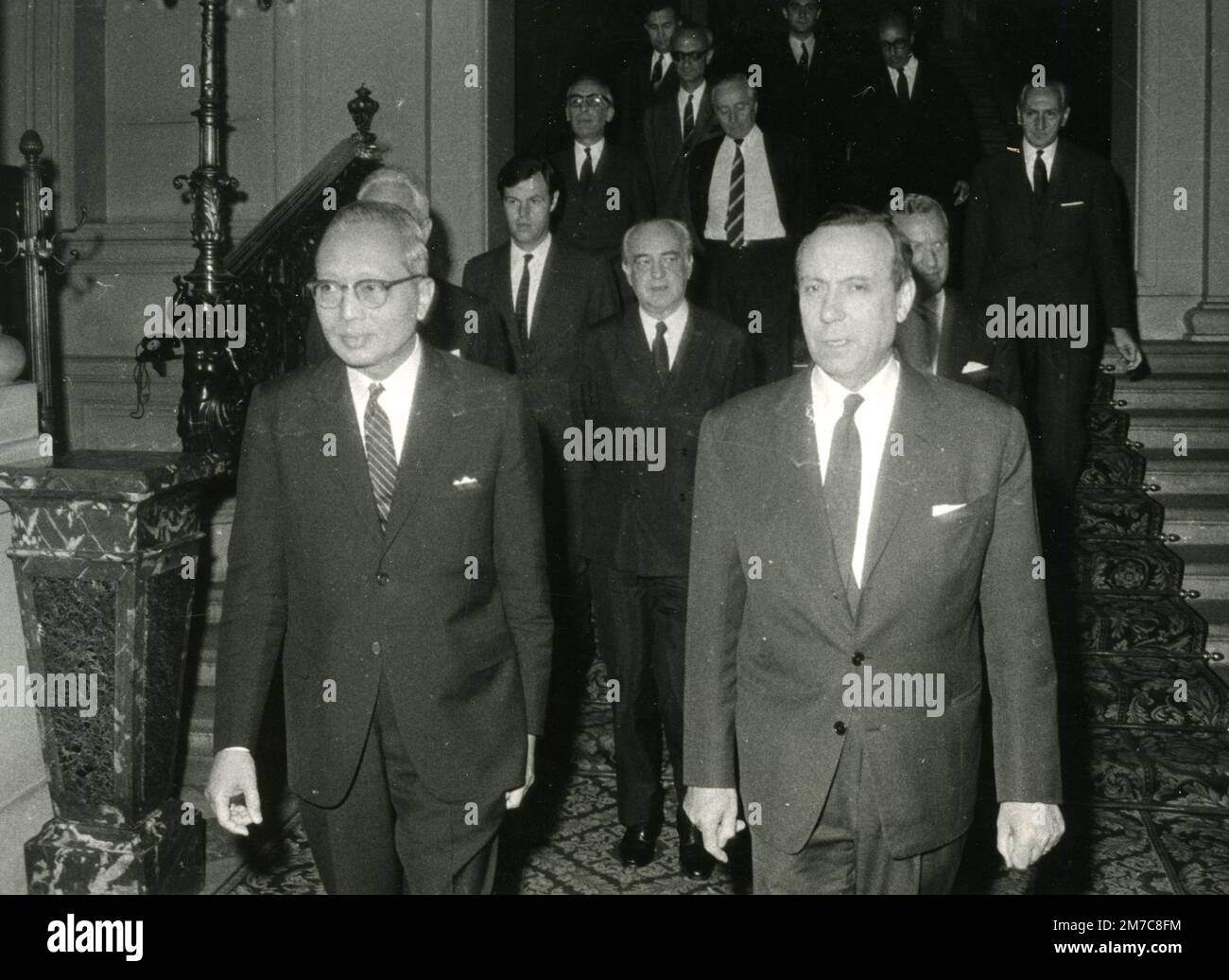 El político y primer ministro francés Michel Debré (derecha) y el secretario general de las Naciones Unidas U Thant, Francia 1968 Foto de stock