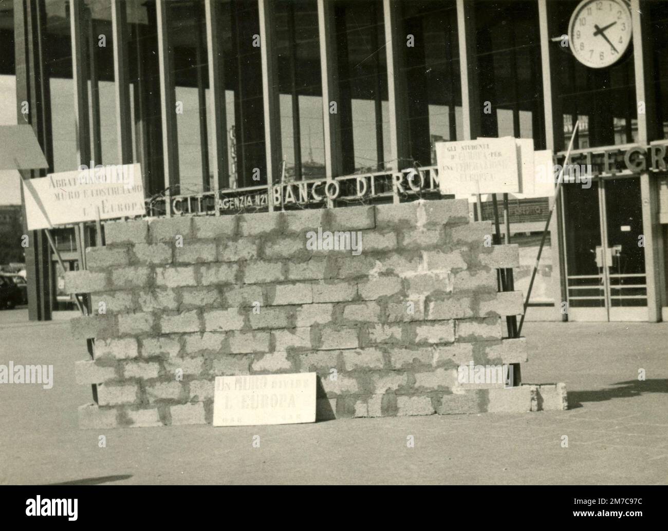 Protesta contra el Muro de Berlín en la Stazione Termini, Roma, Italia 1960s Foto de stock