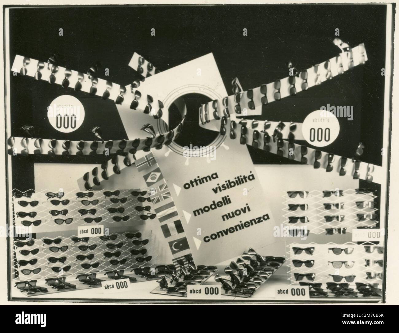 Escaparate con gafas y gafas de sol, foto de anuncio, Italia 1960s Foto de stock