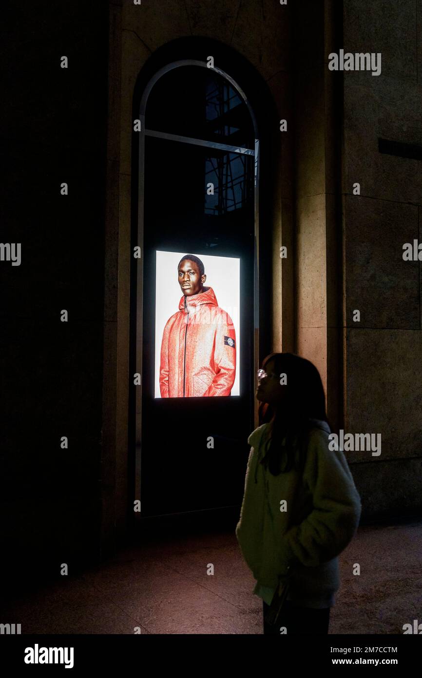 Ventana de Stone Island de la tienda insignia en Milano, Italia. Una imagen  con un hombre de color usando una chaqueta. Cómo los modelos africanos de  colores se utilizan en la moda