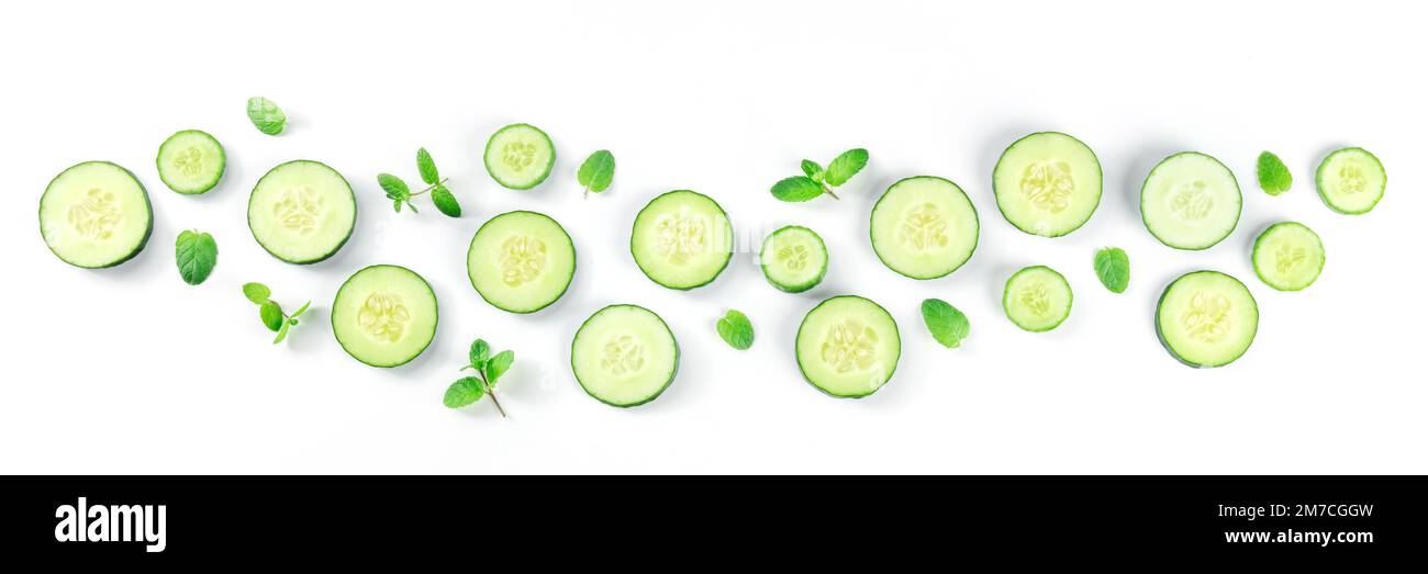 Panorama fresco de pepino y menta en blanco, plano plano plano de arriba. Diseño de alimentos orgánicos saludables Foto de stock