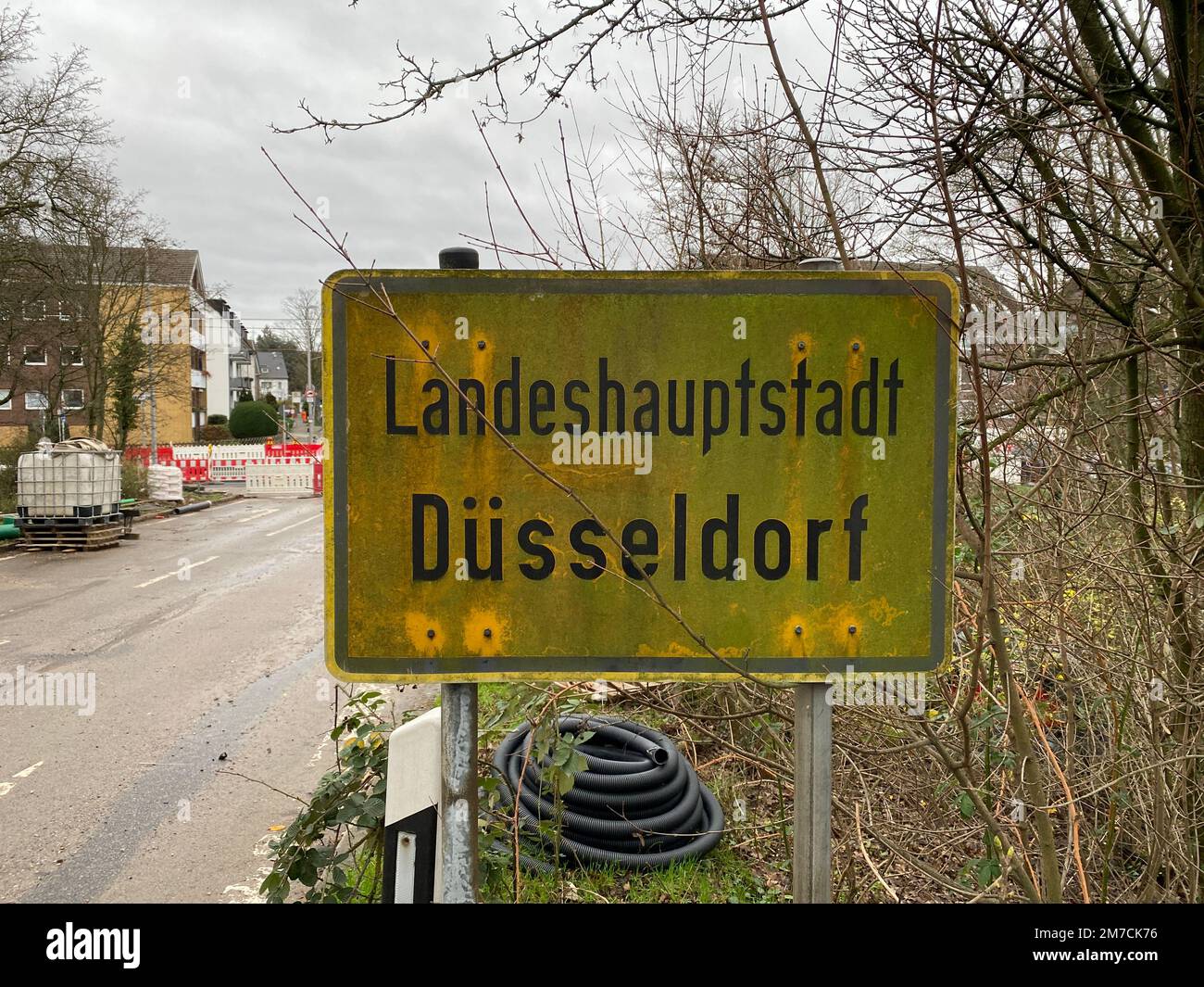 Ortseingangsschild Düsseldorf in verwittertem und schmutzigen Zustand in Düsseldorf-Heerdt Foto de stock