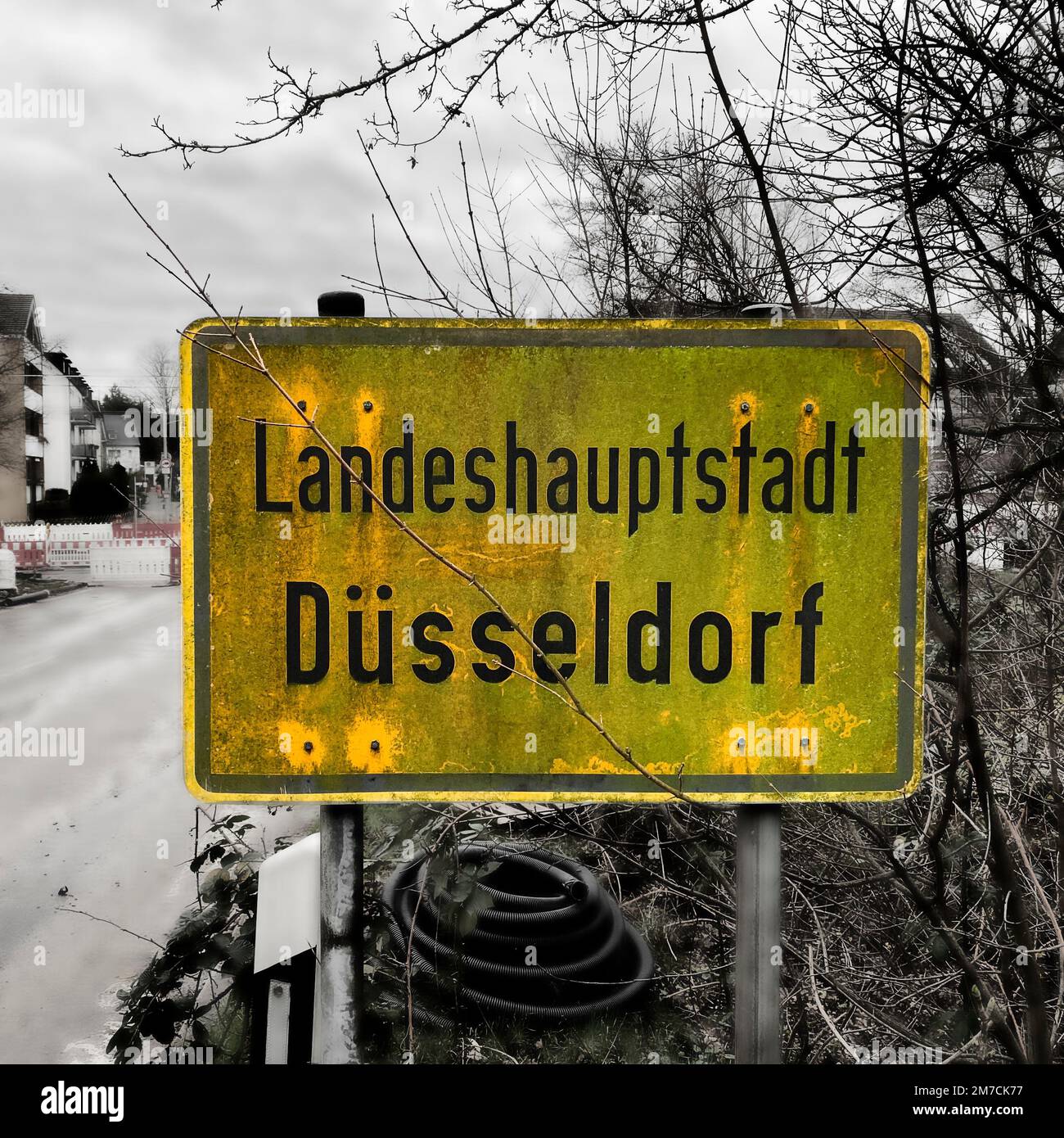 Ortseingangsschild Düsseldorf in verwittertem und schmutzigen Zustand in Düsseldorf-Heerdt Foto de stock