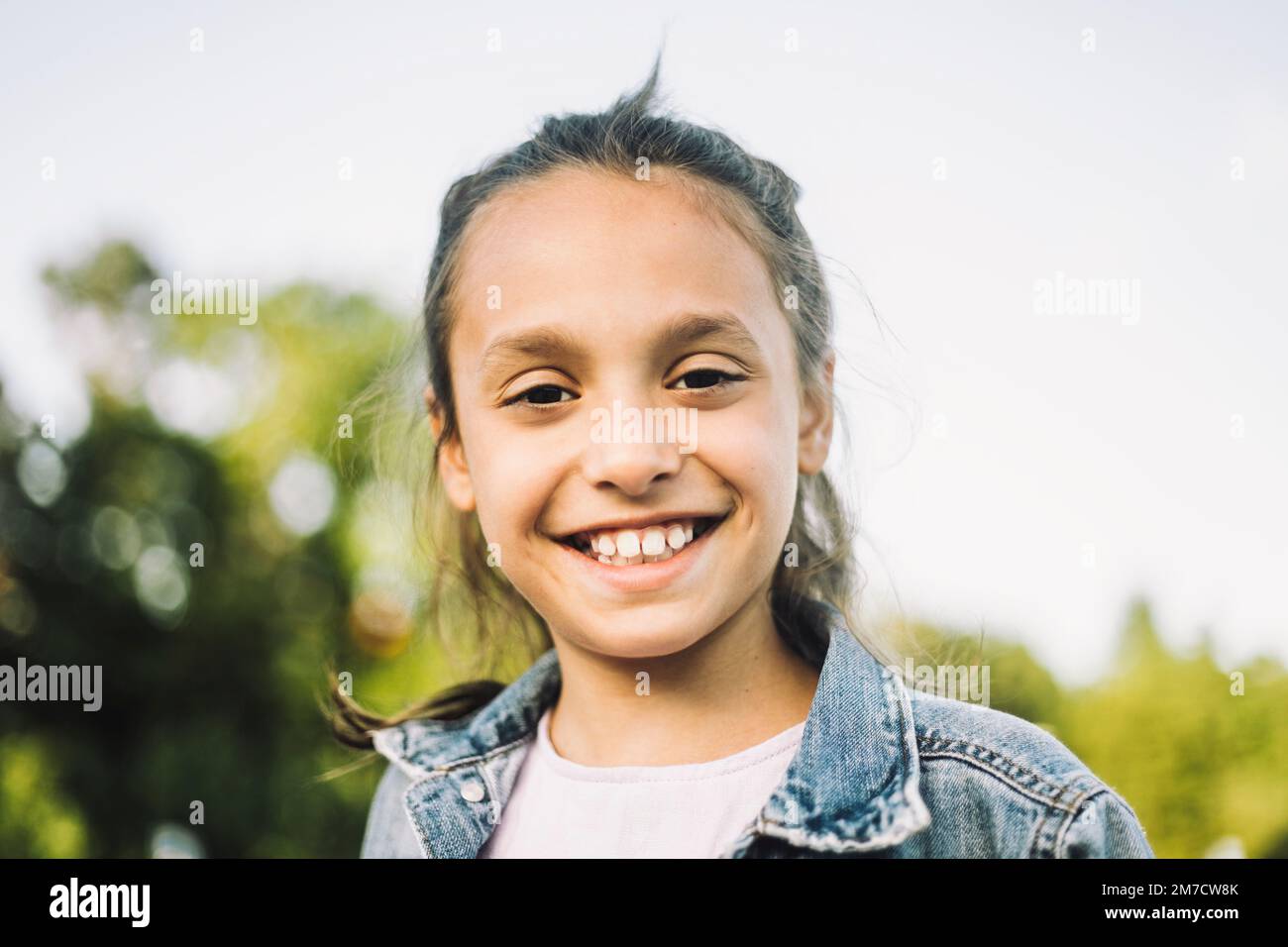 Retrato de chica feliz con sonrisa dentada Foto de stock