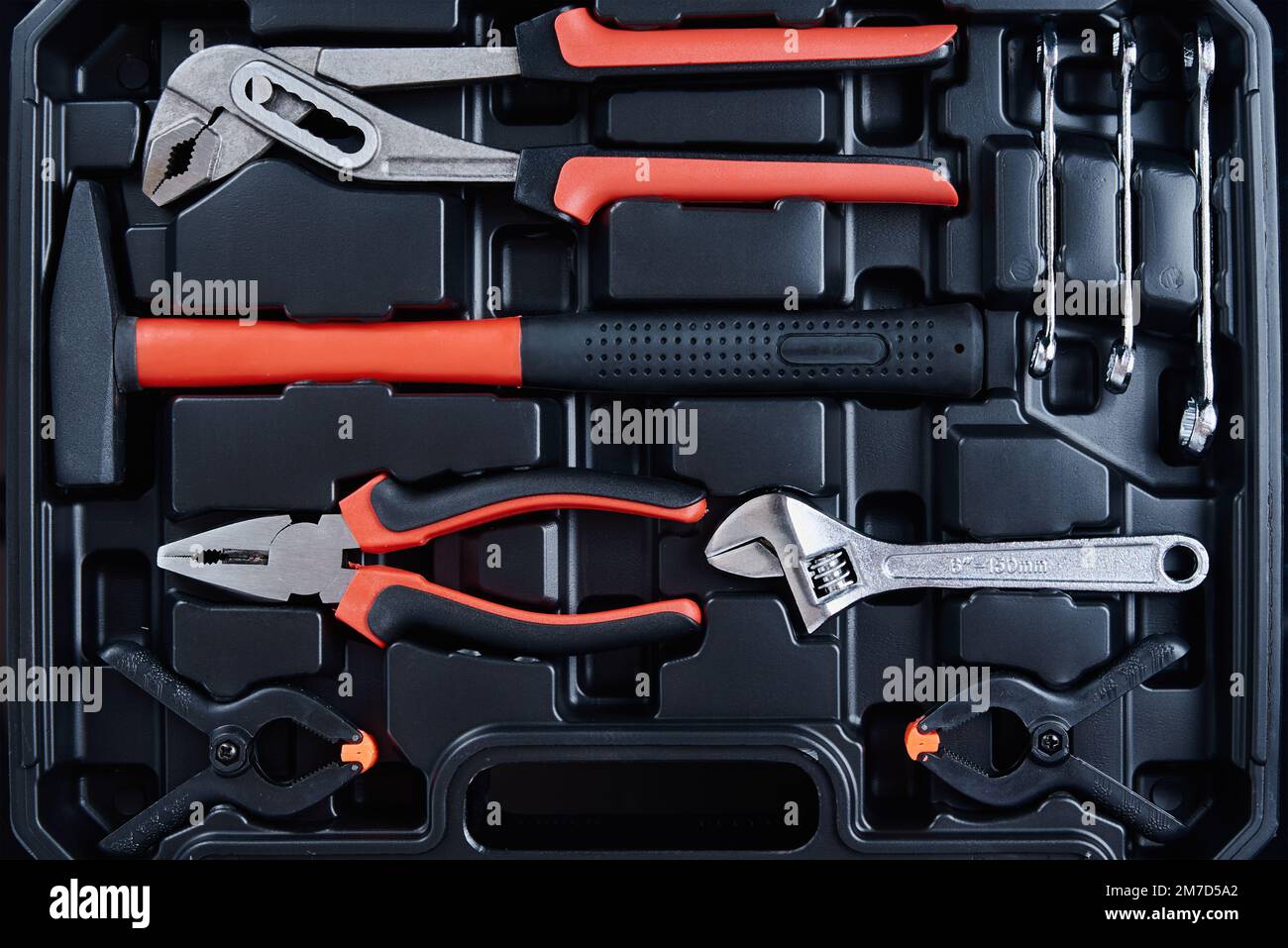 Caja de herramientas con instrumentos de mano para la reparación, primer  plano. Conjunto de herramientas para el mantenimiento Fotografía de stock -  Alamy