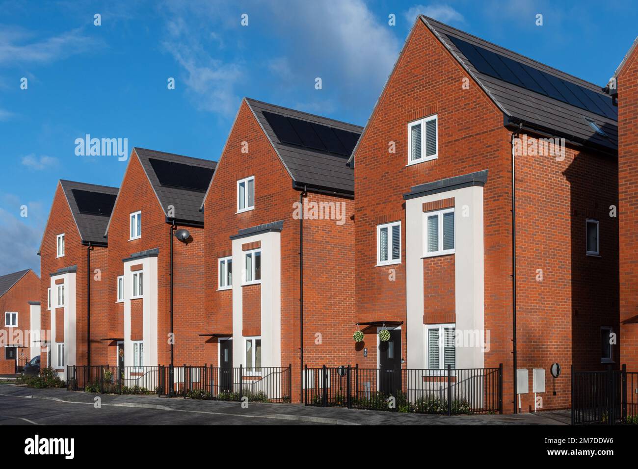 Nuevas casas con paneles solares, el desarrollo de viviendas de Cala Homes llamado Southwood Mews en la ciudad de Farnborough, Hampshire, Inglaterra, Reino Unido, enero de 2022 Foto de stock