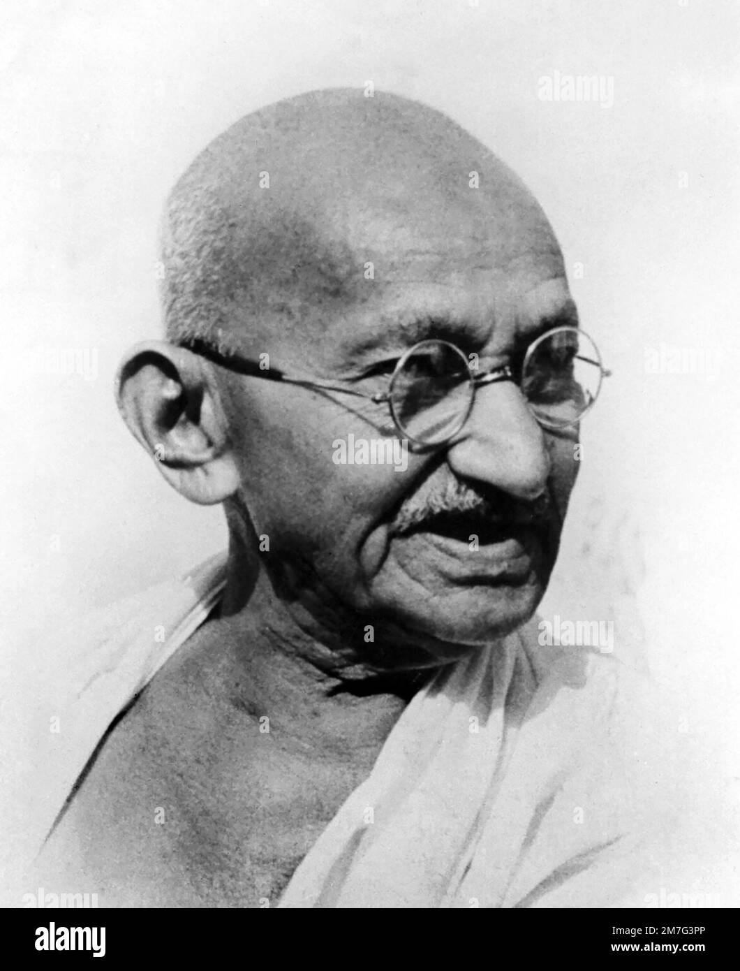 A cargo de Mahatma Gandhi. Retrato de Mohandas Karamchand Gandhi (1869-1948), ampliamente conocido como Mahatma Gandhi. Fotografía muy probablemente tomada a principios de la década de 1940s Foto de stock