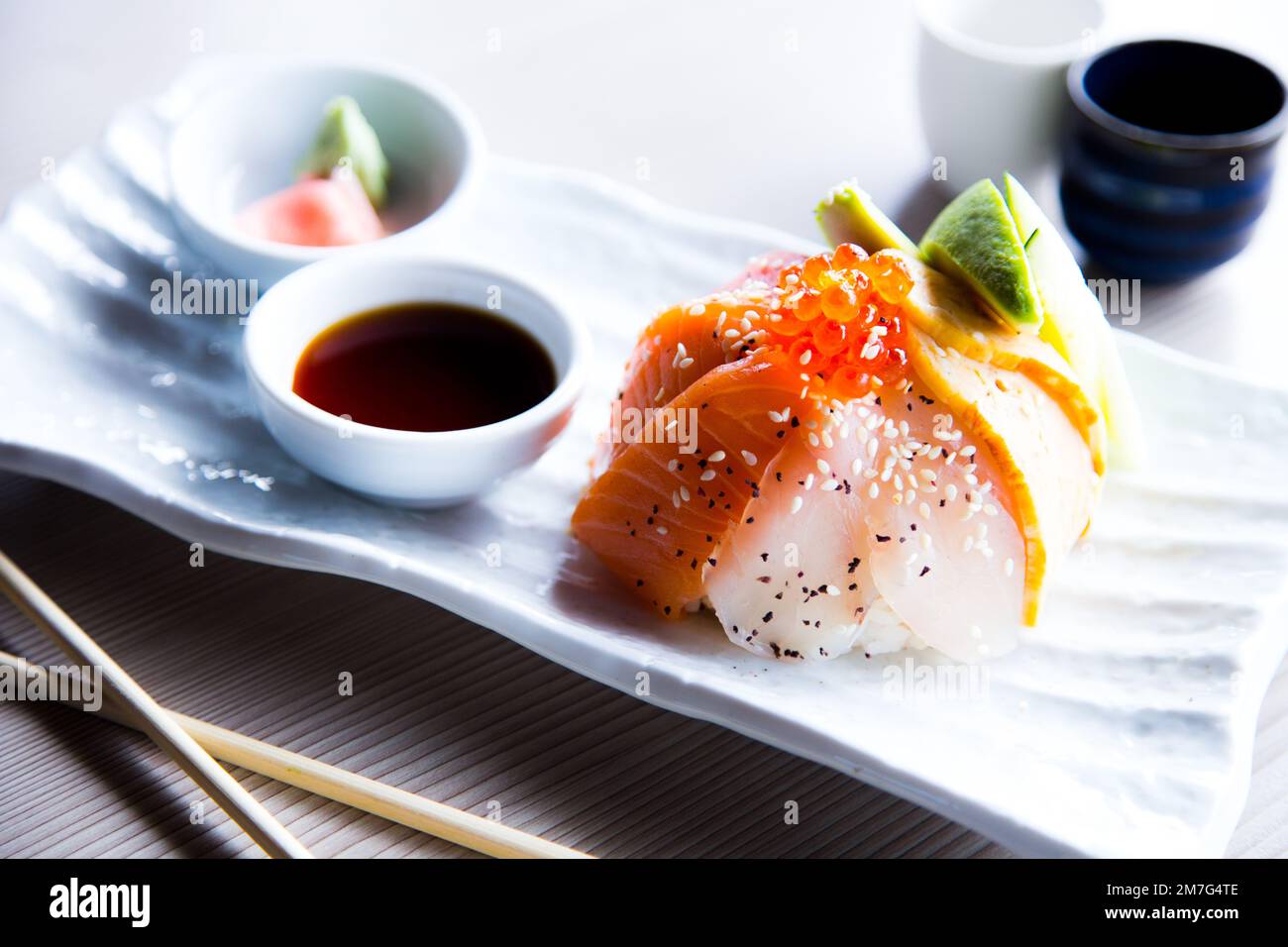 Sashimi de salmón. El sashimi es un plato japonés que consiste  principalmente en mariscos crudos o pescados, finamente cortados, aunque no  tan finamente como un carpaccio Fotografía de stock - Alamy