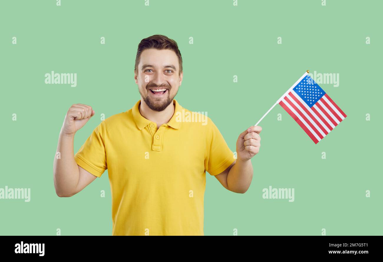 Feliz joven americano con la bandera de Estados Unidos celebrando el Día de la Independencia Foto de stock