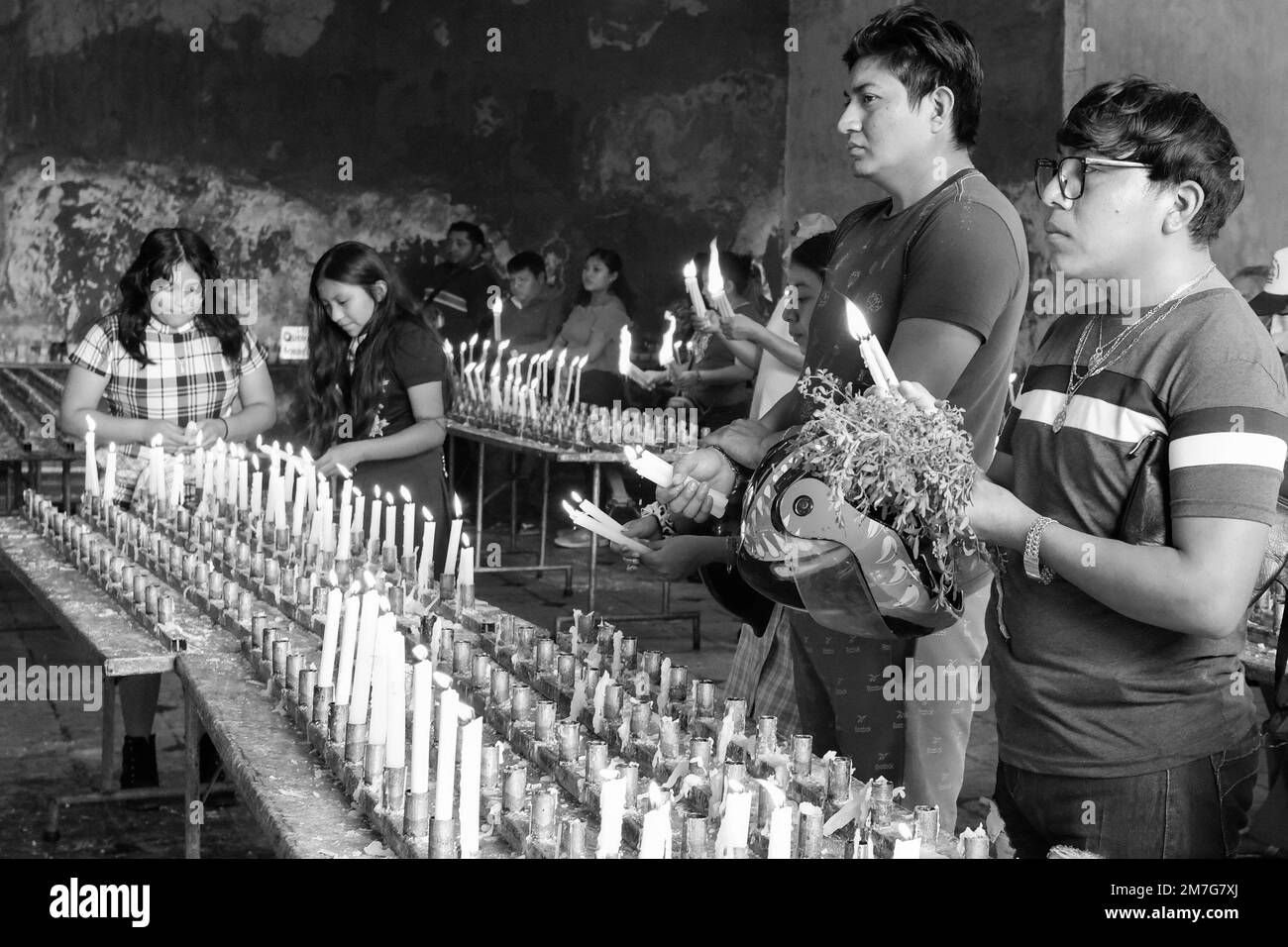 Devotos cristianos orando en la iglesia durante las celebraciones del Día de los Reyes Magos, Tizimin Yucatán, México Foto de stock