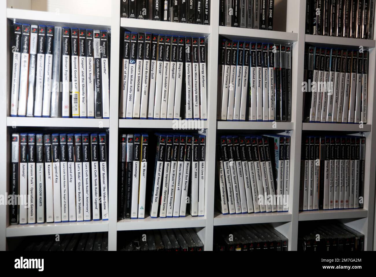 Una enorme biblioteca de juegos antiguos de PlayStation en exhibición en Havant, Hampshire, Reino Unido. Foto de stock
