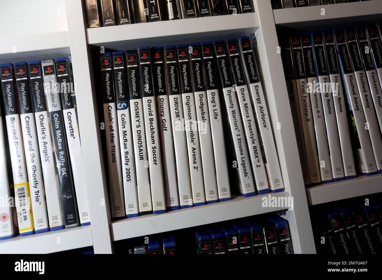 Una enorme biblioteca de juegos antiguos de PlayStation en exhibición en Havant, Hampshire, Reino Unido. Foto de stock