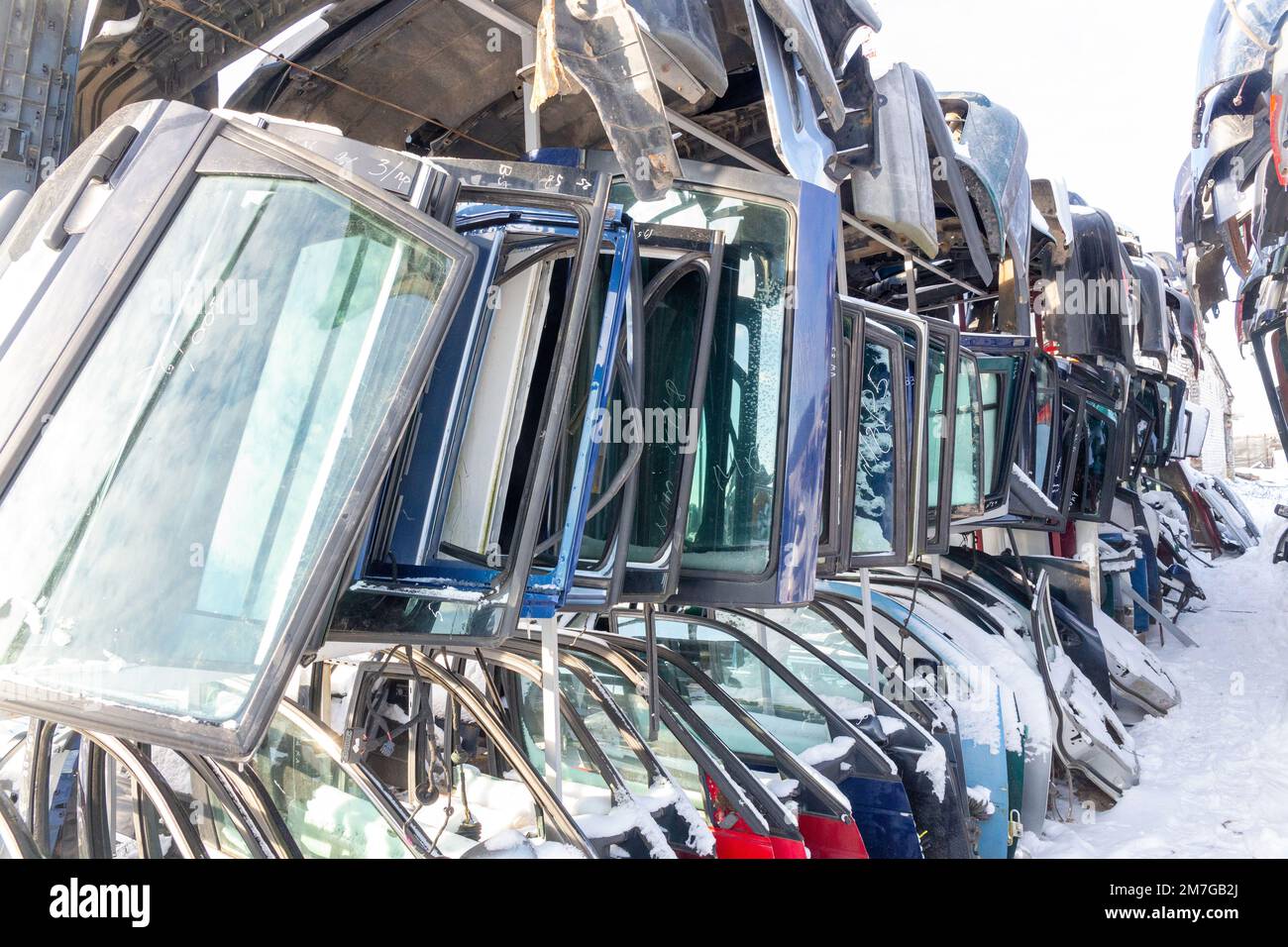Los coches desmontados en un basurero de coche están a la venta para piezas de repuesto. Un montón de puertas y parachoques. El comercio de de repuesto usadas un
