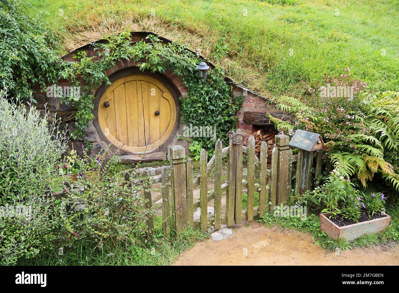 Casa Hobbit con puerta amarilla - Matamata, Nueva Zelanda Foto de stock