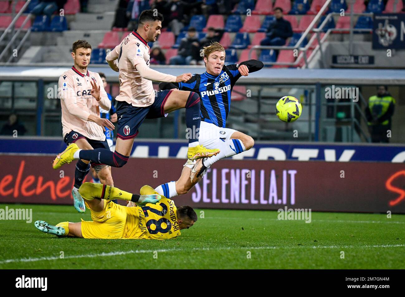 Rasmus Hojlund de Atalanta marca un gol durante el partido de la Serie