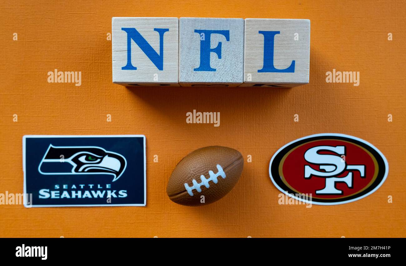 9 de enero de 2023, Nueva York, EE.UU. Emblemas de los clubes de fútbol que participan en los playoffs de la NFL Seattle Seahawks y San Francisco 49ers. Foto de stock