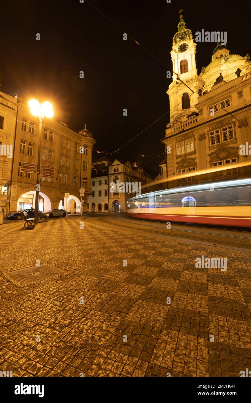 Tranvía que pasa en malostranke namesti, Praga Foto de stock