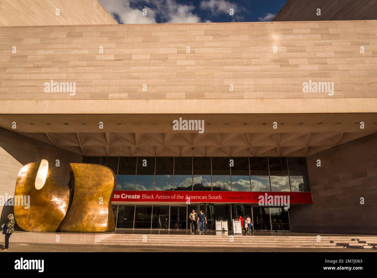 Entrada principal Galería Nacional de Arte - Edificio Este con Henry Moore, Espejo con borde de cuchillo de dos piezas, 1976-1978, bronce, Washington, D.C., EE.UU Foto de stock