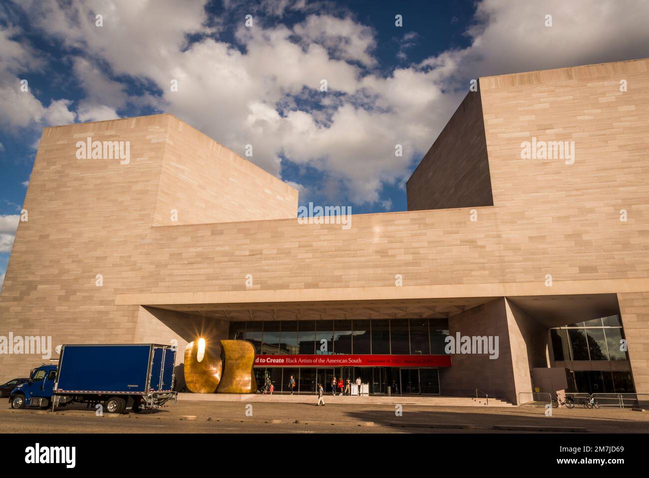 Entrada principal Galería Nacional de Arte - Edificio Este con Henry Moore, Espejo con borde de cuchillo de dos piezas, 1976-1978, bronce, Washington, D.C., EE.UU Foto de stock