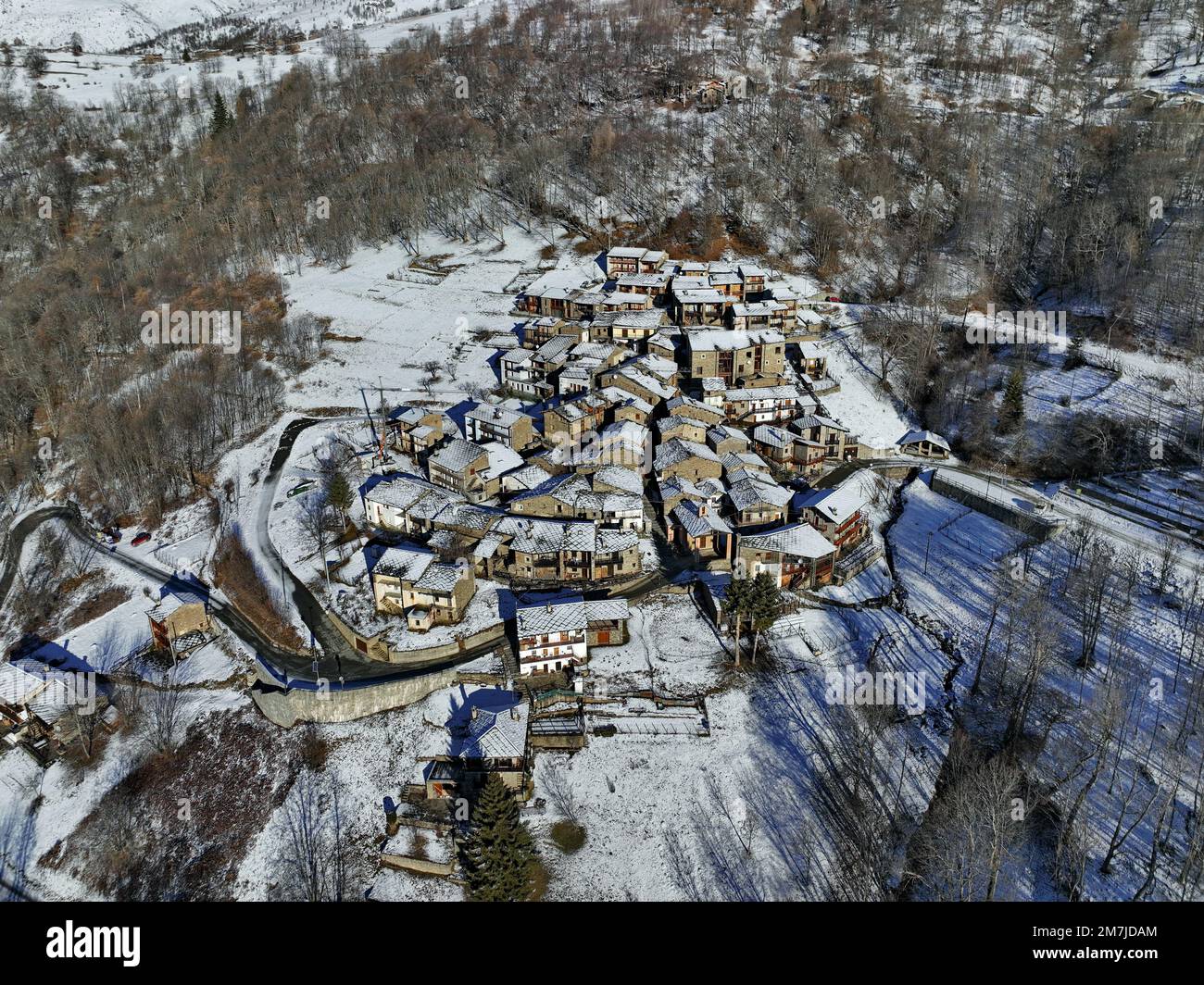 Vista de invierno desde arriba de Ostana, un pueblo occitano por debajo de Monviso. Se encuentra en el valle del Po y está incluido en la lista de los más bellos v Foto de stock
