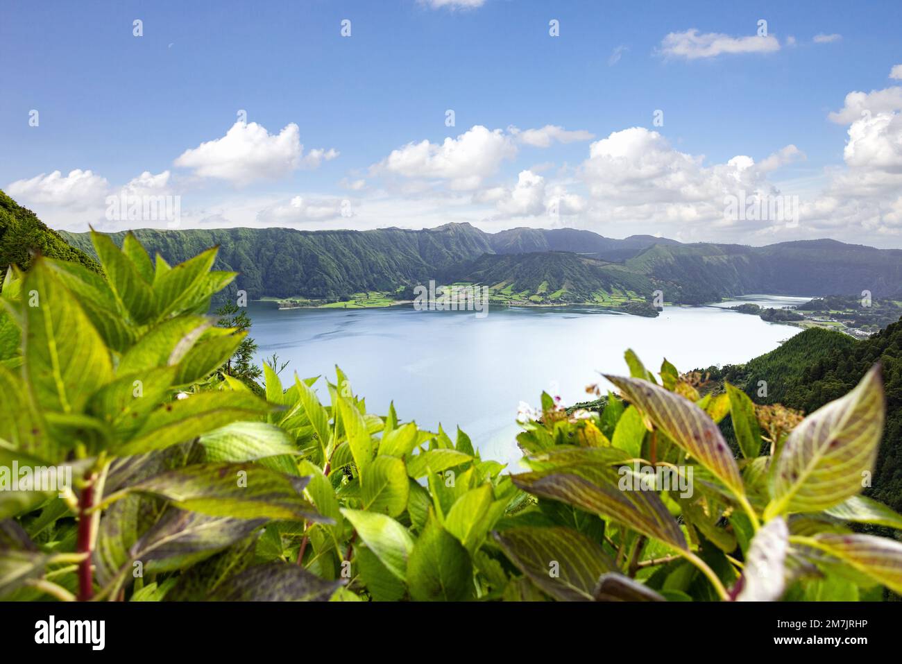 Vista de la caldera en la isla de São Miguel en las Azores con su naturaleza escénica Foto de stock