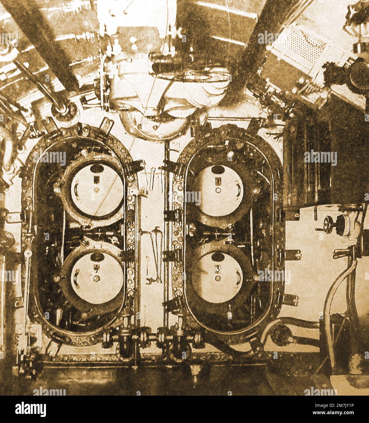 Foto de 1930 de la sala de torpedos de un submarino británico Foto de stock