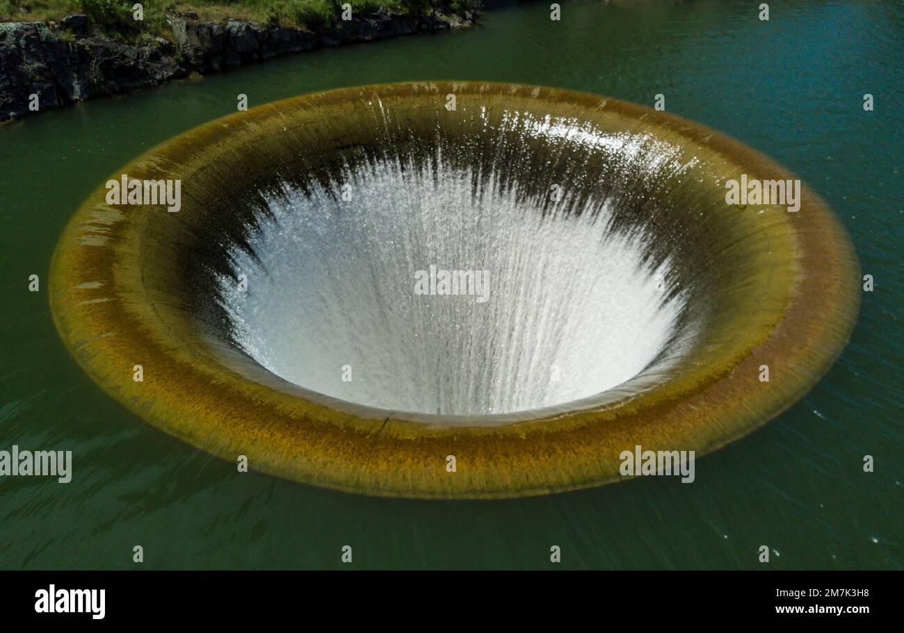 Un primer plano del agujero de la gloria del lago Berryessa en un día  soleado en California Fotografía de stock - Alamy