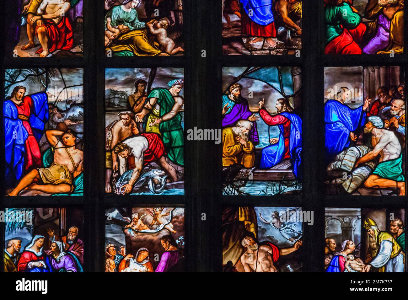 MILÁN, ITALIA - 19 DE MAYO de 2018: Es un fragmento de una ventana pintada con escenas del Nuevo Testamento en la Catedral de Milán. Foto de stock