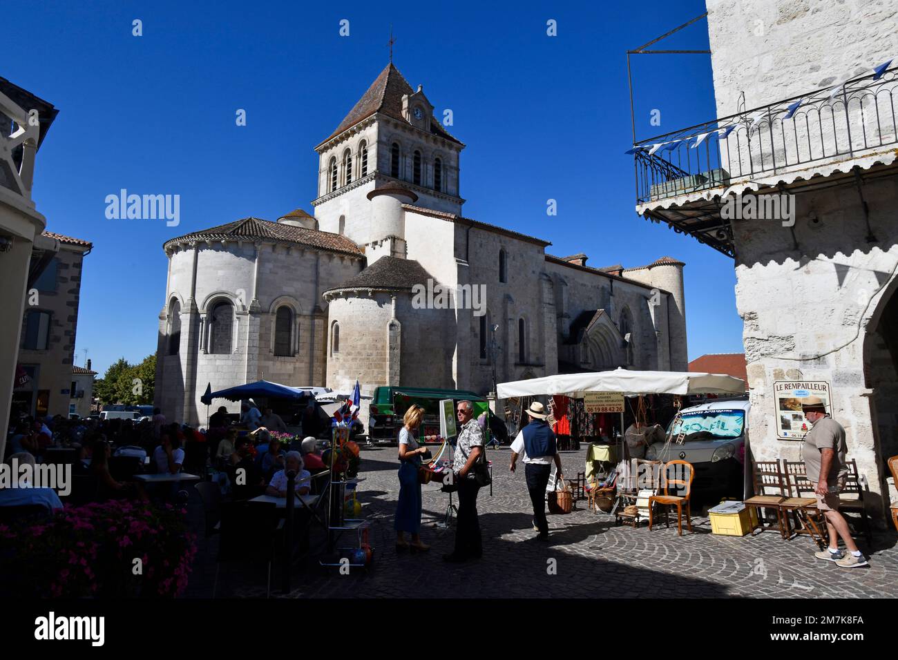 Mercado dominical en Mezin en el departamento de Lot-et-Garonne, suroeste de Francia Foto de stock