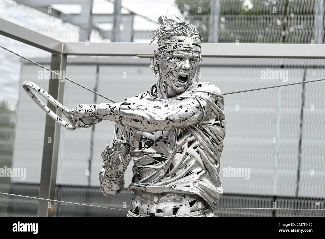 Estatua que representa a Rafael Nadal del escultor Jordi Díez Fernández, a lo largo de un camino de Roland Garros, torneo de Grand Slam Foto de stock