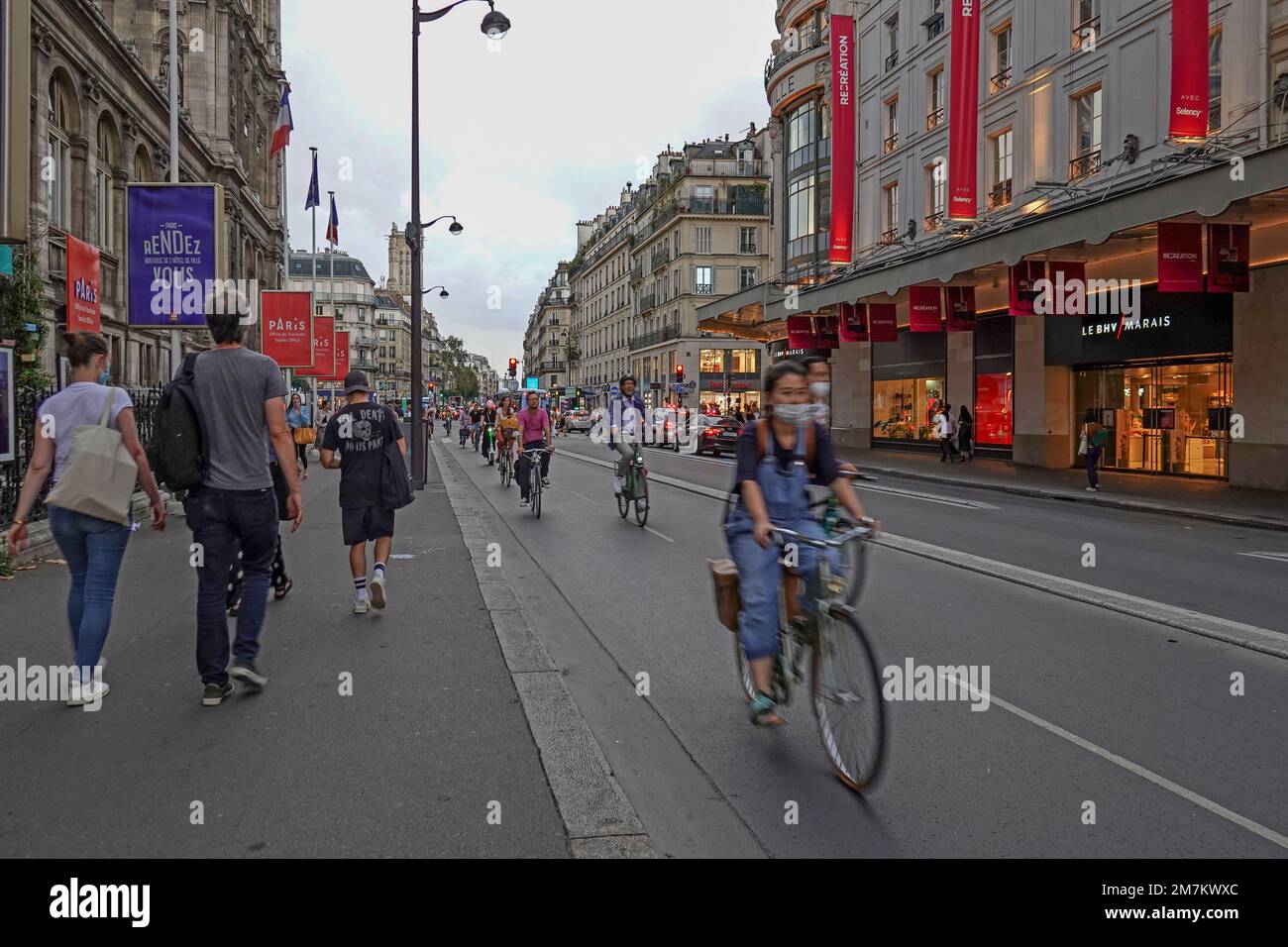 Francia, París, los ciclistas conducen en Rue de Rivoli, 1st arrondissement, típica calle de lujo Foto de archivo © Fabio Mazzarella/Sintesi/Alamy Foto de archivo Foto de stock