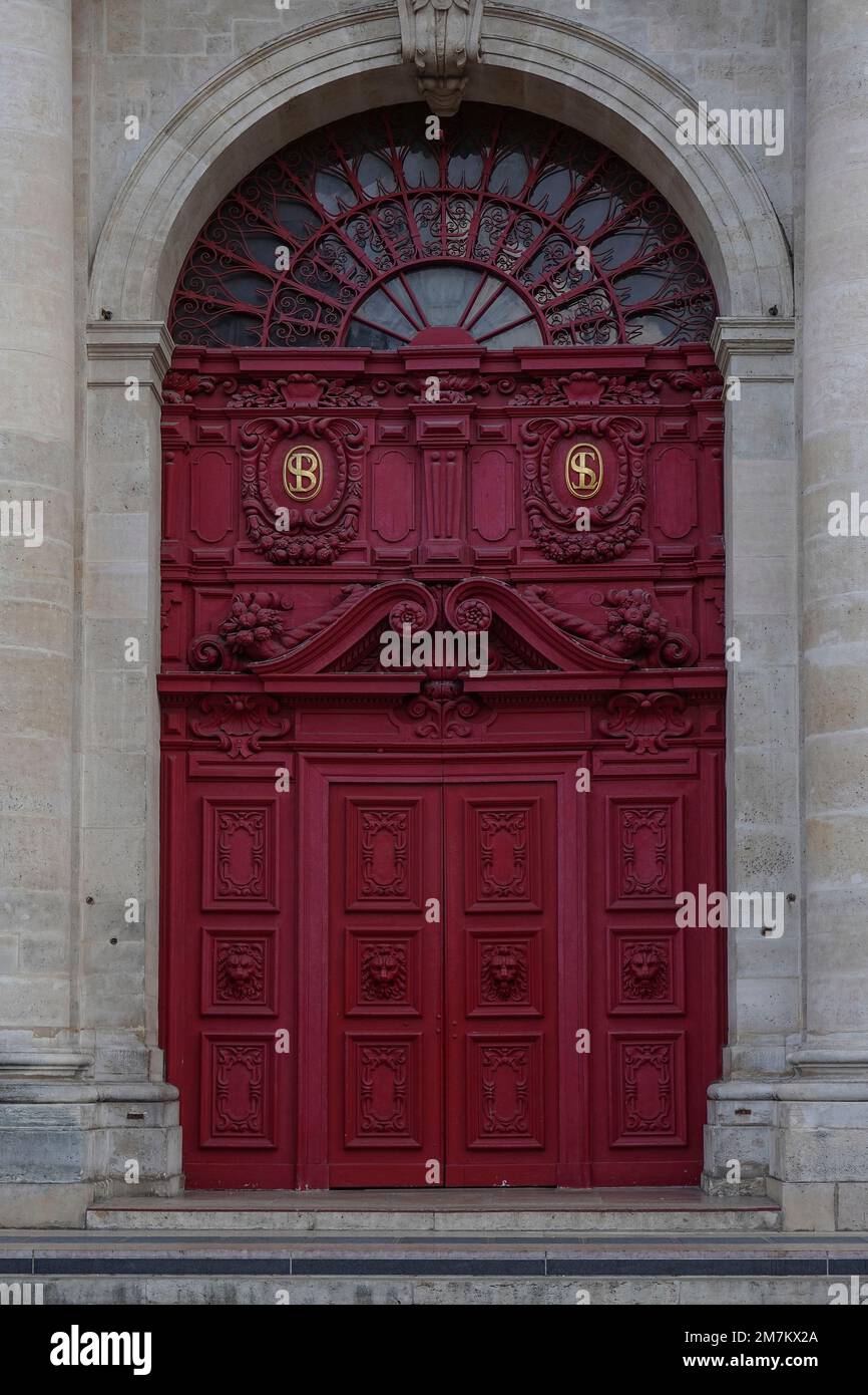 Francia, París, Puerta principal de la iglesia de Saint-Paul-Saint-Louis en la rue Saint-Antoine en el barrio de Marais de París. iglesia del siglo 17th construida para th Foto de stock