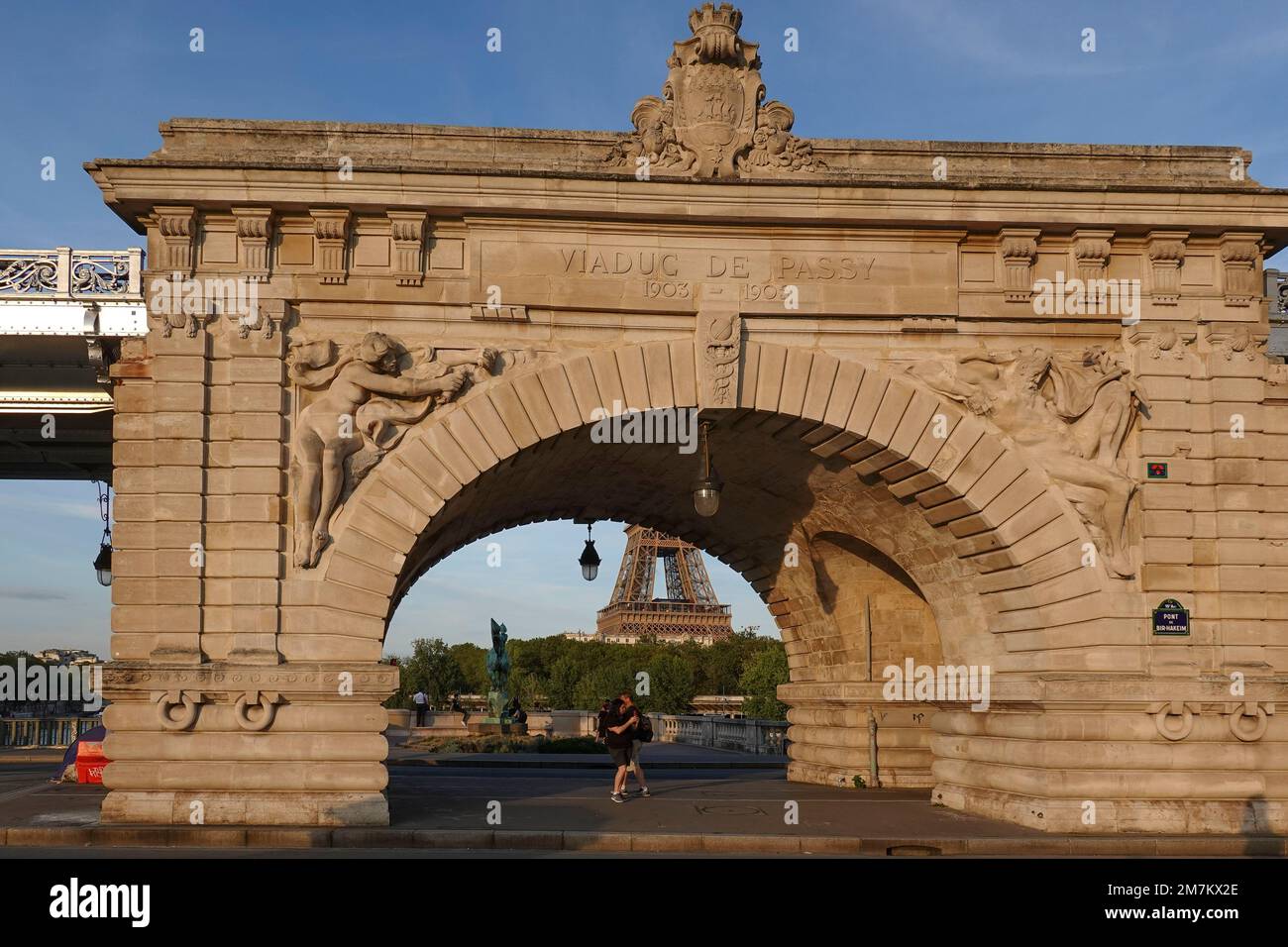 Francia, París, el viaducto Passy en el puente Bir-Hakeim. Foto © Fabio Mazzarella/Sintesi/Alamy Foto de archivo Foto de stock