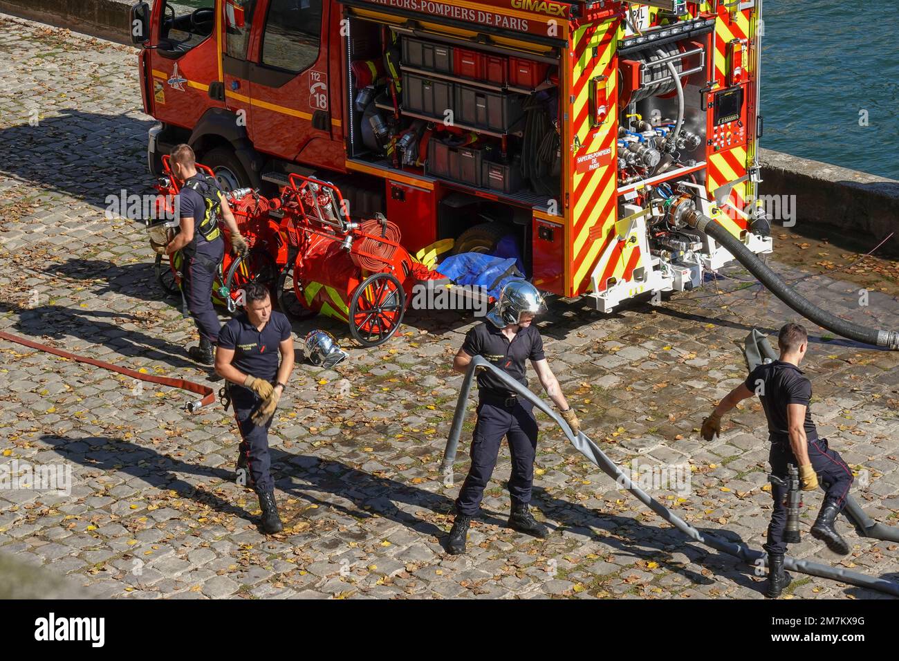 Francia, París, Un escuadrón de bomberos entrenando en la orilla del río Sena Foto © Fabio Mazzarella/Sintesi/Alamy Foto de archivo Foto de stock