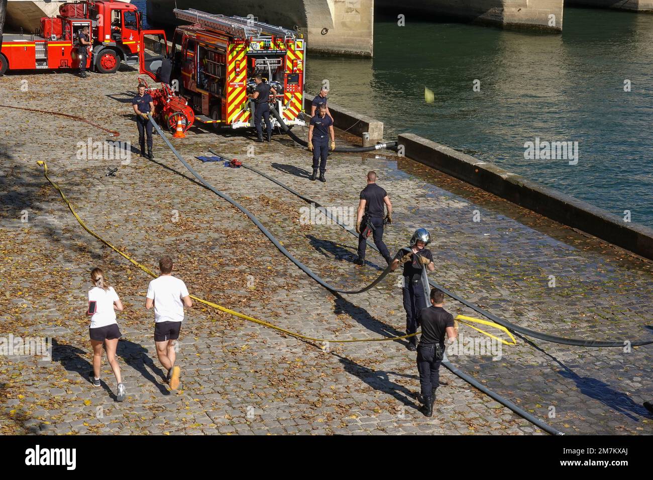 Francia, París, Un escuadrón de bomberos entrenando en la orilla del río Sena Foto © Fabio Mazzarella/Sintesi/Alamy Foto de archivo Foto de stock