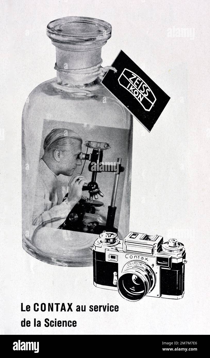 Vintage o antiguo anuncio, publicidad, publicidad o ilustración para Vintage Zeiss Ikon Contax 563/24 anuncio de la cámara 1956. El modelo fue vendido por Zeiss Ikon desde 1950 hasta 1961. Foto de stock