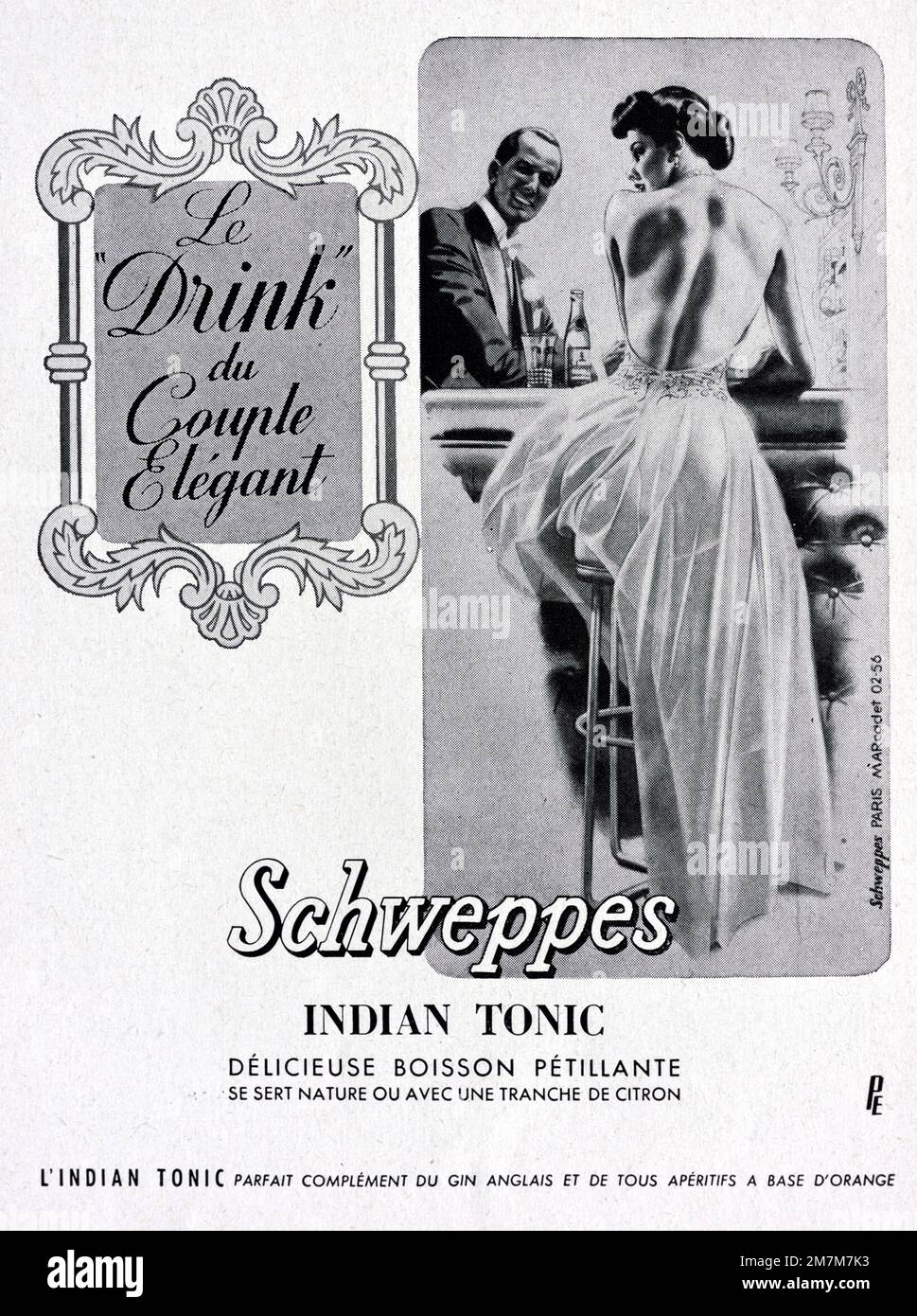 Vintage o antiguo anuncio, anuncio, publicidad o ilustración para Schweppes indio tónico anuncio 1956 con elegante pareja joven en vestido formal o moda 1950s Foto de stock