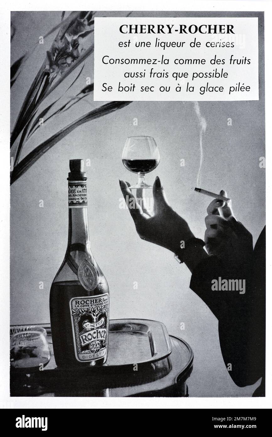 Vintage o viejo anuncio, anuncio, publicidad o ilustración para botella de Cherry Rocher licor de cereza 1956 con las manos de mujer fumando un cigarrillo Foto de stock