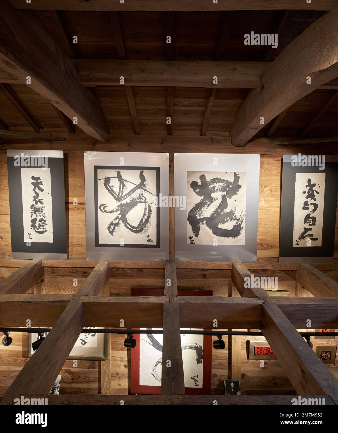 Galería interior en planta superior. Galería Kura para Tokiko Kato, Kamogawa, Japón. Arquitecto: Atelier Bow Wow , 2022. Foto de stock