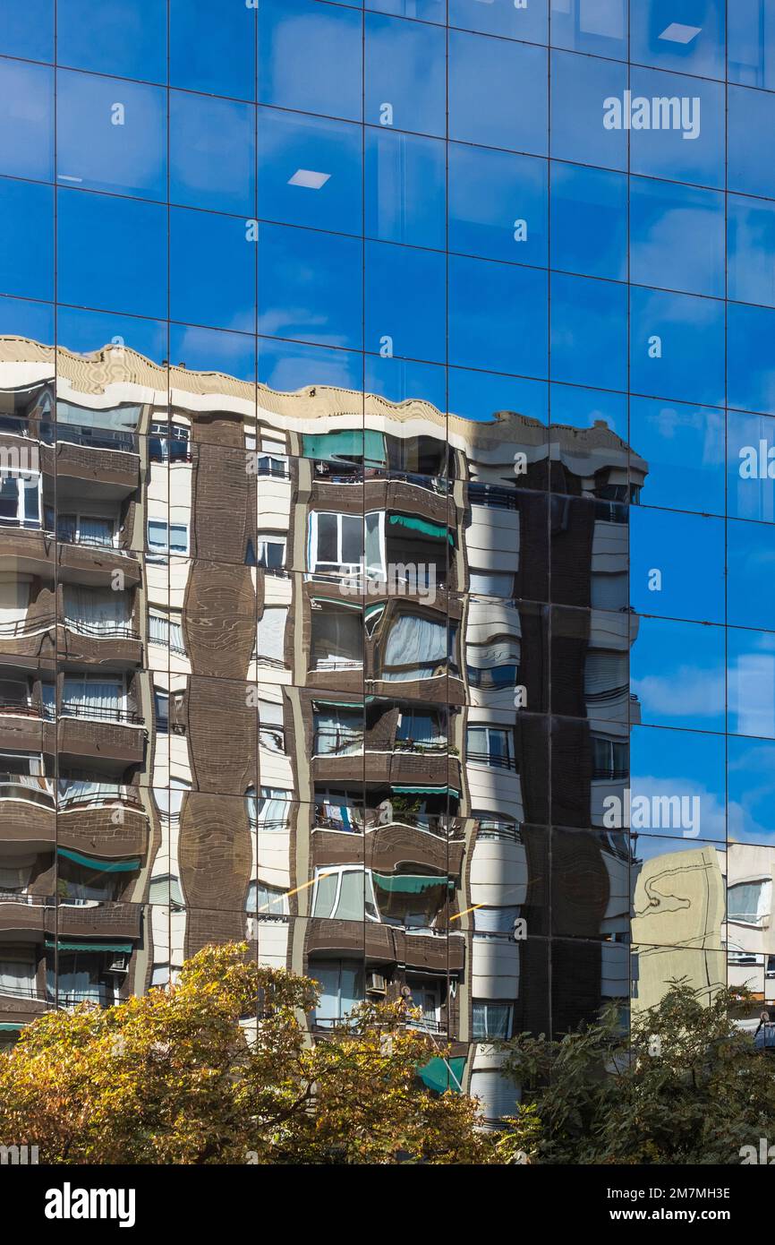 Reflejos en fachada de espejo en un edificio moderno Foto de stock